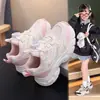Zapatos Deportivos para Niñas 2026 Modelo Nuevo Primavera y Otoño Malla Transpirable Zapatos tipo Papá para Niños Suela Suave Hebilla Giratoria Zapatos para Correr Modernos