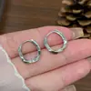 Pendientes de aro redondos lisos, simples, elegantes y sofisticados, versátiles, con un toque de lujo ligero, compactos y de diseño único