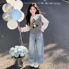 Conjunto simples e estiloso para meninas apresentando um colete fofo de urso, uma blusa doce de gola boneca estilo coreano e calças jeans versáteis com estampa de estrelas.