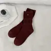 Calcetines estilo miu para mujer otoño invierno calcetines de media pantorrilla color liso calcetines holgados calcetines versátiles simples con botón algodón puro calcetines largos estilo básico