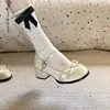 Novas Sapatos de Moda Feminino para Primavera e Verão 2026 Estilo Suave Ultra Macio Francês Camadas Brancas Salto Grosso para Combinar com Saias