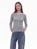 Camiseta feminina nova de manga longa com gola Henley para o Outono de 2026, base versátil de Lyocell com corte justo para usar em camadas ou sozinha