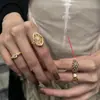 Anel de Margarida Dourado Totalmente Cravejado com Diamantes de Aba Larga Estilo Old Money Moda Retrô Vintage Anel Versátil Empilhável de Nicho