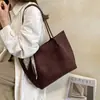 Bolso tote de gamuza minimalista y sofisticado transfronterizo para mujer, nueva colección otoño/invierno 2026, gran capacidad, adecuado para ir al trabajo, bolso de hombro y se puede llevar bajo el brazo.