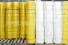 Los fabricantes suministran empacadoras automáticas, empacadoras de plataforma alta, máquinas flejadoras y máquinas flejadoras de cajas de cartón.