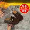 Coleção Outono 2026: Sandálias estilo retrô, de uma tira e com dedos à mostra para mulheres, apresentando um design macio e confortável, perfeitas para uso casual.