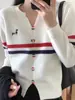 Estilo Lujo Ligero Cuello en V Rayas Bloques de Color Bordado de Perro en el Pecho Abertura en el Dobladillo Manga Larga Suéter de Punto Suéter Básico Moderno