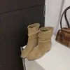 Botines cortos versátiles estilo coreano de ajuste ceñido 2026 para mujer con aumento interno de altura, de tela negra plisada, botas de moda de otoño