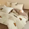 Novedad Invierno 2025 Juego de Cuatro Piezas de Cama de Terciopelo de Leche Bordado Toalla Sábanas Engrosadas Funda de Edredón Cama Sábanas de Cama Ropa de Cama de Terciopelo Coral
