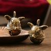 Llavero con forma de cabeza de cerdo y campana de latón con diseño de cerdo del zodiaco, colgante para bolso o llave de coche, joyería