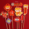 Mesa de Sobremesa de Aniversário de Bebê Vermelha Novo Estilo Chinês Cartão Decorativo para Bolo de Aniversário de 100 Dias Roupa de Festa de Lua Cheia