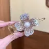 Grampo de Cabelo Estilo Coreano Elegante com Flor de Strass e Pérola, Presilha para Rabo de Cavalo Alto Feminino, Grampo na Parte de Trás da Cabeça