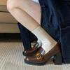 Sapatos Femininos 2025 Primavera e Verão Novos Mocassins de Bico Quadrado de Salto Alto Estilo Britânico JK Sapatos Femininos Salto Grosso Slip-On Pequeno