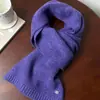 Novo Cachecol Pequeno de Lã para Mulheres, Estilo Coreano Outono/Inverno, Cachecol de Tricô Macio e Fofo de Cor Sólida, Cachecol Quente com Logo Metálico Simples