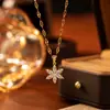 Collar con Colgante de Flor Moda Estilo Ins Europeo y Americano con Pedrería, Color Dorado, Cadena Clavicular Versátil de Circonita de Gama Alta para Mujeres