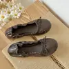 Design de gravata borboleta 2026 novos sapatos de corte raso, estilo retrô francês de verão, sapatilhas femininas plissadas ultrassuaves