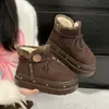 Moda Outono e Inverno 2025 Novas Botas de Neve de Veludo para Mulheres para Usar Nicho Casual Quente Antiderrapante Botas Curtas com Solado Grosso