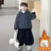Conjunto para Niños Otoño Invierno 2026 Nuevo Sudadera con Forro Polar para Niños Ropa de Invierno para Bebés Pantalones Engrosados Conjunto de Dos Piezas