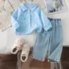 26 Conjunto de Dos Piezas de Moda Casual con Chaqueta Rayada + Jeans Retro para Niñas de Primavera y Otoño Ropa Infantil Nueva Unisex al por Mayor