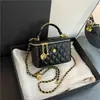 Nuevo modelo de primavera temprana 2026, bolso pequeño cuadrado con patrón de diamantes y cadena de bolitas dorada, bolso de mano/hombro estilo cuadrado pequeño de camelia para mujer, transfronterizo