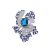 Broche Luxuoso Estilo Joia Flor Íris Rubi, Luxo Leve e Requintado Acessório para Smoking, Corsage Floral de Alta Qualidade