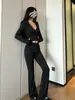 AL *Chaqueta deportiva corta, ajustada, con capucha, cintura con cordón y pantalón de yoga ligeramente acampanado y amigable con la piel