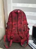 Mochila retro tie-dye con estampado de estrellas rojas y negras, estilo workwear unisex, elegante y genial para adolescentes y estudiantes.