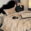 Lujoso juego de ropa de cama de cuatro piezas bordado de terciopelo de leche, funda de edredón de forro polar coral cálido de invierno, ropa de cama antiestática