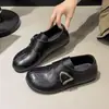 Sapatilhas de bico dividido com fivela de metal, estilo britânico com toque coreano, coleção de outono, sapatos de couro de salto baixo, mocassins slip-on 2026