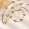Conjunto de Collar y Pulsera de Acero Inoxidable Hueco de Cuatro Hojas de Nuevo Estilo Transfronterizo para Mujer, Conjunto de Cuatro Hojas de Moda y Versátil al por Mayor