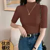 Camiseta Slim Fit com Gola Ligeiramente Alta e Mangas Três Quartos, Apresentando um Design Canelado Casual e Único para um Visual que Valoriza o Corpo, Adequada para Mulheres que Querem um Look Estiloso