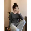 Suéter de punto gris oscuro con cuello redondo para mujer, nuevo estilo de otoño, ajuste casual holgado, hueco de manga corta, versátil top de imitación de dos piezas de manga larga