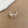 Serenidad de Té Blanco, Anillo Abierto Irregular de Perla Tejido Plegado, Anillo de Dedo Índice de Lujo Ligero de Gama Alta, Accesorio de Mano de Moda