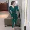 Vestido de punto transfronterizo, cuello en V, manga larga, tejido de canalé, detalle de botones metálicos, abertura lateral, corte ajustado, estilo elegante y sofisticado