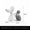 Artesanía Transfronteriza de Resina Seleccionada Cuidadosamente Perro Globo Decoración del Hogar Tablero de Ajedrez Blanco y Negro Adorno Decorativo
