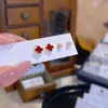 Aretes de Aleación de Cobre de Lujo Ligero de Gama Alta Juego de Cuatro Aretes Versátiles de Estilo Nicho con Cuentas Rojas de Trébol de la Suerte