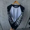 Conjunto de otoño ins de color block simple, camiseta unisex de manga larga con cuello redondo y estampado de letras, estilo nicho de corte holgado