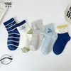 Calcetines infantiles Yishuangshuang, nuevos calcetines de media caña con estampado de dinosaurio de otoño e invierno, calcetines de algodón sin costuras para niños con temática de coches de algodón peinado