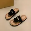 Sandalias Planas de Tanga de Moda 2026 Nuevo Estilo de Verano Chanclas con Hebilla Metálica para Uso al Aire Libre Vacaciones en la Playa Zapatos de Mujer