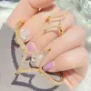 El juego de anillo y pulsera de moda de lujo más vendido de Amazon con diseño de ráfaga de estrellas calado y diamantes