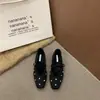 Sapatos de salto baixo estilo retrô, leves e chiques, com bico quadrado e decote baixo, nova coleção outono/inverno 2026, com enfeites de strass, material camurça e salto plataforma oculto para altura extra, adequados para o trabalho