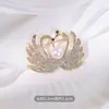Broche de Mariposa para Mujer Sentido de Gama Alta Nicho Venta al por Mayor Pin de Perla Temperamento Fijo Metal Traje Joyería de Perlas