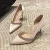 Primeiro Encontro: Sapatos de noiva cor de champanhe para mulheres, coleção 2026, scarpins de cetim bico fino com saltos agulha delicados, design simples, strass brilhantes, novos saltos altos estilo francês