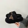 Pantuflas de algodón esponjosas de una tira de un paso suela gruesa 2026 pantuflas de algodón cálidas para mujer hebilla de cuero de lana de cordero moda invierno punta abierta