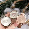 Reloj Pequeño y Exquisito Logo de Triángulo Invertido Estilo de Letra Simple y Versátil Reloj de Aleación para Dama Venta al por Mayor en Stock