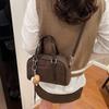Nova Bolsa Quadrada Pequena Boston Fosca Outono/Inverno 2025 Mais Fácil de Combinar Estilo College Retrô Bolsa de Ombro Cruzada Casual