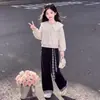 Conjunto de Dos Piezas para Niñas: Sudadera Dulce Versátil Estilo Nuevo Primavera y Otoño y Pantalones Casuales Artísticos con Parches de Cuadros