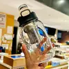 Vaso de vidrio de gran capacidad, resistente al calor y a las caídas, con un infusor incorporado para separar las hojas de té del agua, y una pajilla para beber fácilmente sobre la marcha