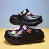 Sapatos Furados Femininos 2026 Novo Acolchoado Antiderrapante Sensação de Pisar na Merda Aumento de Altura Sola Grossa EVA Chinelos de Exterior Sapatos de Praia