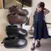 Botas de cuero de moda para niñas 2026 otoño e invierno nuevas botas cortas retro para niños suela blanda versátiles de caña baja botas de motorista Martin